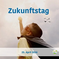 Ein Junge mit Umgang und Sonnenbrille reckt den Arm hoch und schaut in den Himmel. © Landkreis Rotenburg (Wümme)